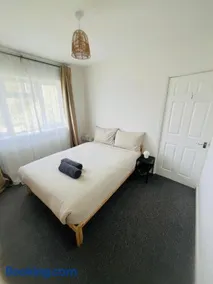 Base in the Black Country, 4 Beds & Large Drive - Walsall Wood - Image 2