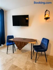 César Room - Appartement Antique 2-3 pers, parking privé,proche centre et gare - Image 2