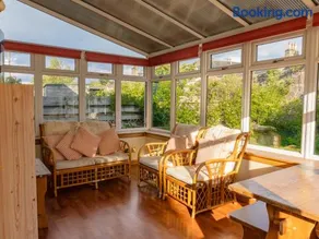 3 Bedroom Home, Peaceful Garden - Image 2