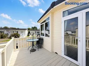 Beautiful Caravan On A Fantastic Holiday Park In Lowestoft Ref 12099B - Image 4