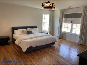Beautiful two-story Tradicional East Hampton home - Image 2