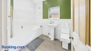 Large Boldmere 3BR Home with Parking Ideal for Families, Contractors & Groups - Image 3
