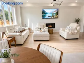 Luxury 4BR Aurora Home , Near Yonge , BBQ , Parking - Image 2