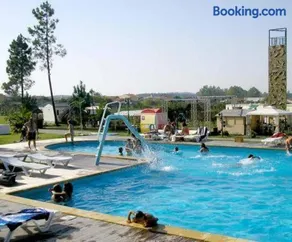 Maison avec barbecue, terrasse et piscine | Vue jardin - Image 2