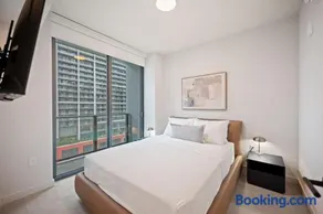 Premium Suite 1 den w Rooftop Pool Prime Location - Image 3