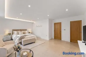 Exquisite 4BR Designer Home with Smart Features, Free Parking & SkyStream - Sleeps Up To 10 in Gerrards Cross SL9 - Image 2