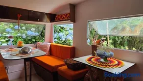 Caravane rétro et son écrin de verdure - Image 4