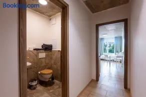 New studio apartment #23 in brutalist building FREE street parking - Image 5