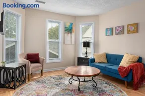 4BR Home Near Downtown Sleeps 10 - Tulip House - Image 4
