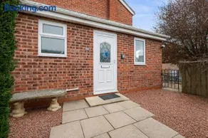 Leominster 3-Bed House, Parking, Garden, Contractor Friendly - Image 2