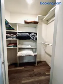 Cozy Private Bed & Bath near Medical Center, Galleria and DT - Image 2