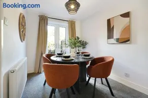 Modern 3BR Brompton Court Wi-Fi By Stay with Us - Image 3