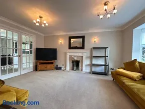 Spacious 4 Bed Home near Elizabeth Line, great for Contractors, Families, Groups & Insurance stays - Image 4