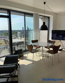 Luksuslejlighed på 7 sal med elevator, vestvendt altan og udsigt over havn og by - Image 4