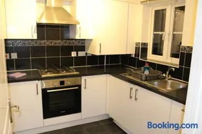 4 Bedroom house, Parking, Wi-Fi, Near Town Centre - Image 5