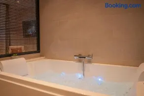 Suite de Luxe Jacuzzi balnéo,King size Bed - Image 2
