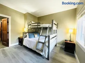 Solara Getaway 2BR Condo with Pool - Hot Tub - Gym - Spa-102 - Image 1
