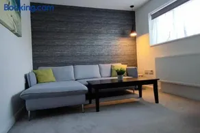 Comfortable 1 Bed flat with Air Con - Image 2