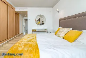 Luxury 3 bed Duplex Penthouse, 3 mins walk to the beach - Image 3
