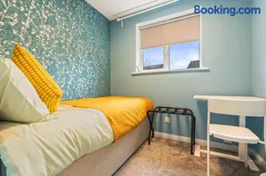 Modern Stay in Nuneaton with Free Parking - Image 2