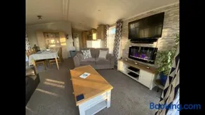 Bumblebee Lodge - Image 4