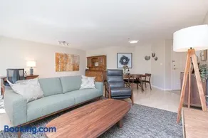 Harbour Retreat - Image 2