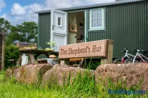 Romantic Shepherds Hut, Kenilworth - Image 1