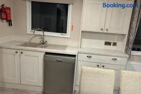 3 Bedroom Sleeps 8 - Free Parking - Balcony - Image 3