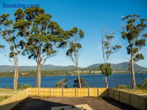Luxurious Waterfront home in the North of Hobart - Image 3