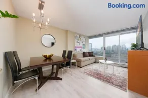 Modern Central Location with Pool Sauna & Jacuzzi - Image 3