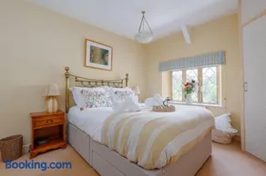 Manor Farmhouse - Image 4