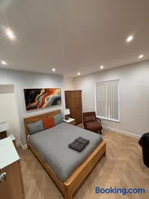 Hendham Rooms - Near Etihad Stadium, CoOp Live Arena, National Cycling Centre & 24 Hour Asda - Image 2
