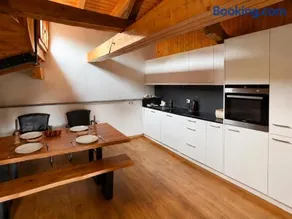 Alpine Serviced Apartment with Mountain Views - Image 1