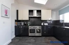 Auckland View a comfy & spacious 4bed with views - Image 2