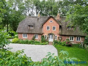 Dachgeschosswohnung Warft Simmerdeis in Reetdachhaus mit parkähnlichem Garten - Image 3