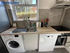 Spacious 3 Bed House with Parking and Garden - Image 3