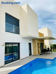 Luxury villa with private pool - Image 1