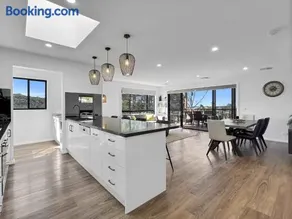 Chic 4-bed Beach House with Sea Views - Image 1