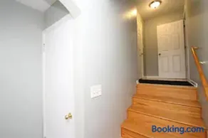 Apartment Sleeps 4 with Free Parking - Image 4