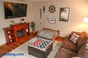 Cozy pet-friendly home near hiking trails and Lake Vermilion - Image 3