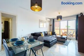 Spacious Beachfront Flat with Sea Views and Private Indoor Parking - Image 1