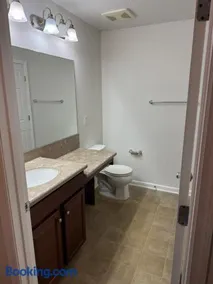 Lake View 2BR 2BA Suite Nr DWTN & NAS w POOL & Gym - Image 3