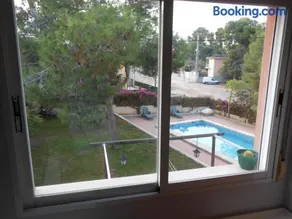 Large bedroom with private bathroom near Metro - Image 2