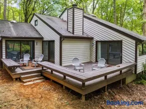Large, private home on forested lot in Chapel Hill - Image 5