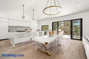 Sunset View Luxury Living on 5 Picturesque Acres - Image 2