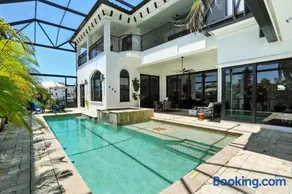 Spacious Luxury Waterfront Retreat with Pool & Spa - Image 2