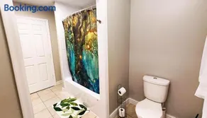 Fresh & Bright Private Suite - Image 5