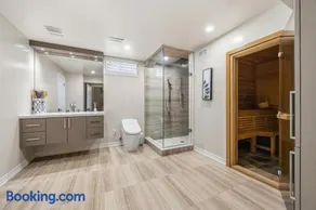Luxury Golf Retreat Gym Sauna 4BR Executive Home - Image 3