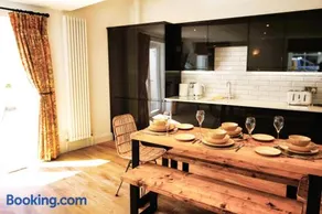 Sleeps 4 - Town Centre - Very High End Renovation - Private Garden - Close to Train Station - Fast Wifi - Image 2