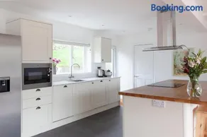 Modern Beach House overlooking the Sea - Image 3